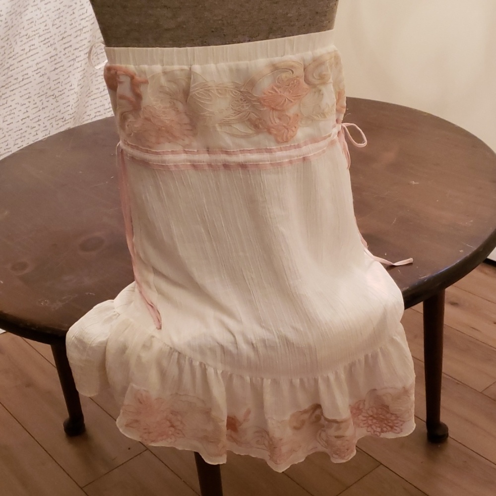 Luluvia skirt. White floral lace, pink trim. georg